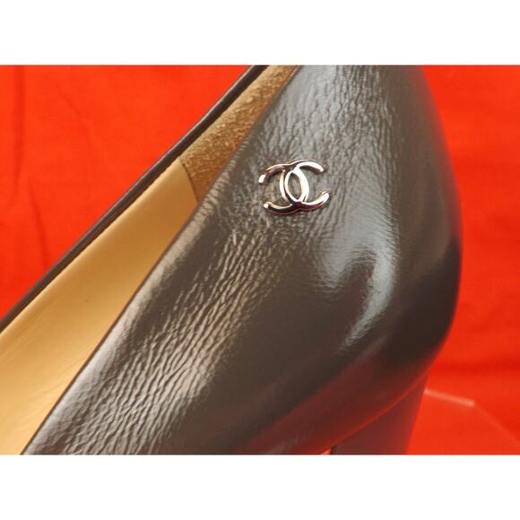 NIB CHANEL G31655 GRAY DISTRESSED LEATHER CC LOGO CAP TOE SILVER HEEL PUMPS 38 - Picture 3 of 12